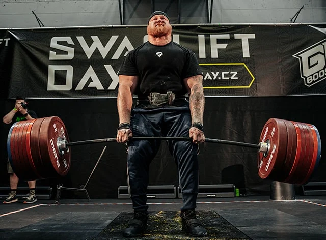A competitor attempts to break a&nbsp;deadlift record in the indoor SWAGLIFT DAY arena